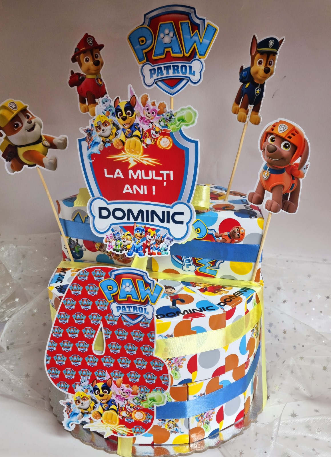 Tort personalizat din carton cu tematică Prințese și castel roz