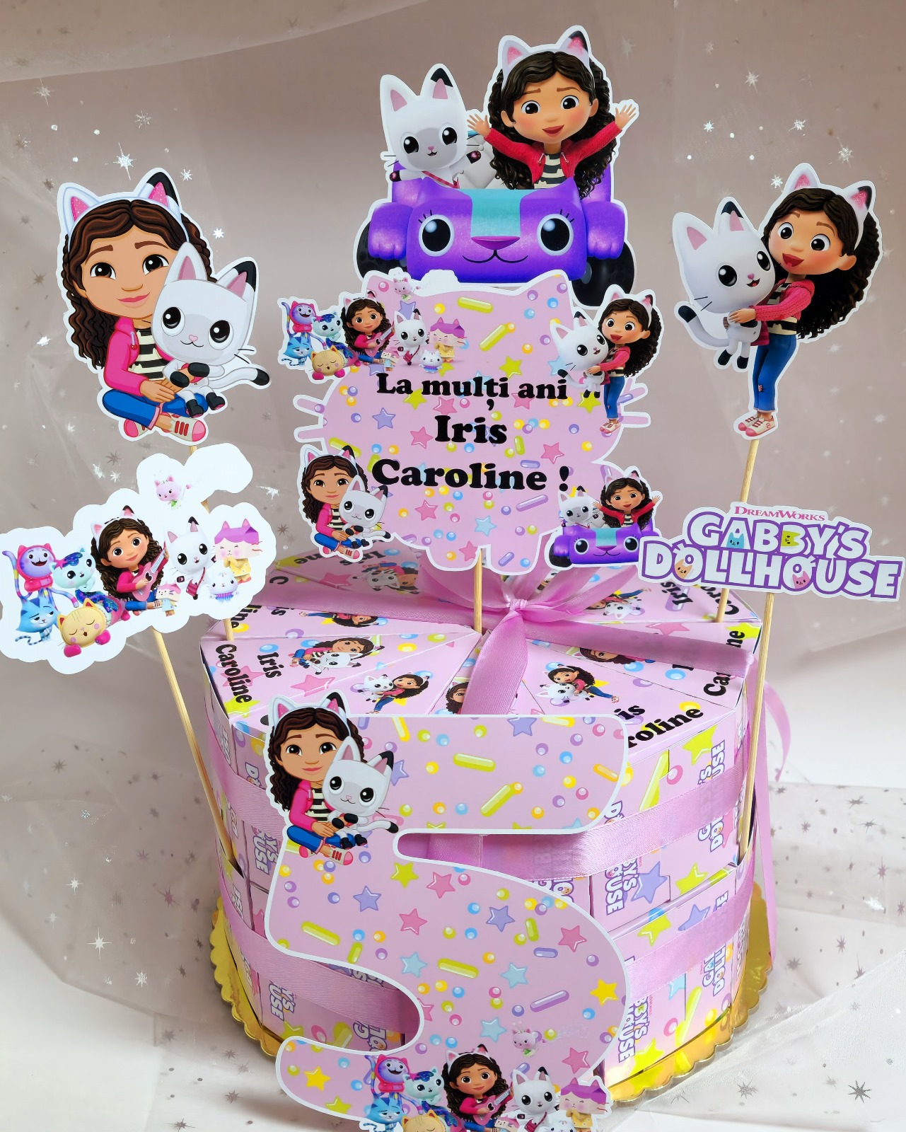 Tort personalizat din carton cu animale din junglă și palmieri